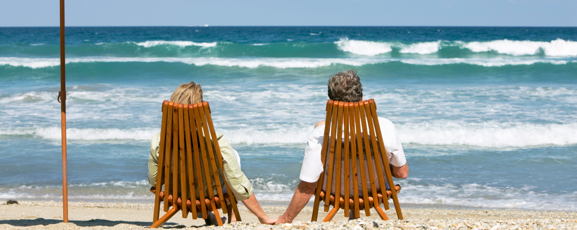 Deux personnes assises sur une plage